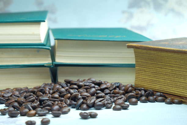 一本书的背景是咖啡豆图片下载
