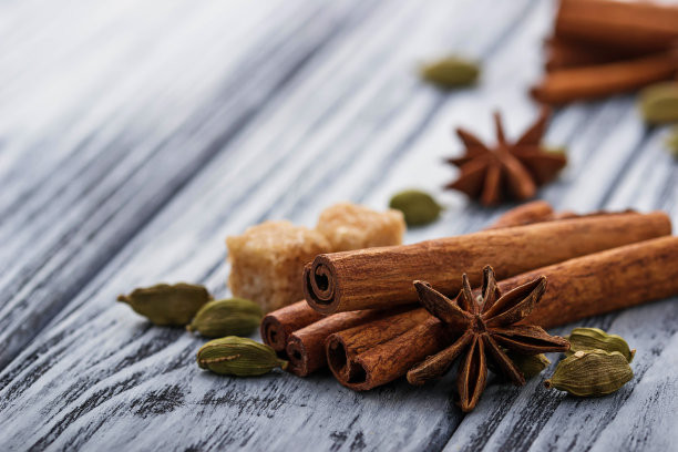 肉桂棒，八角，小豆蔻图片下载