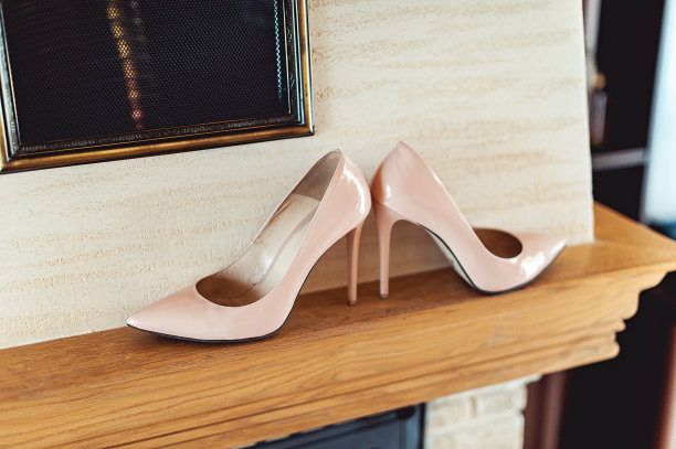 美丽的婚礼鞋与高跟鞋和一束白色和绿色的鲜花在一个古老的木地板上，准备婚礼，细节图片下载