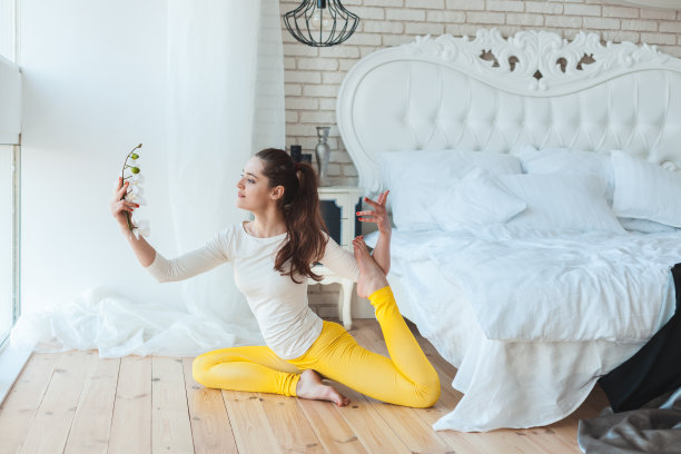 女孩在做体操。图片下载