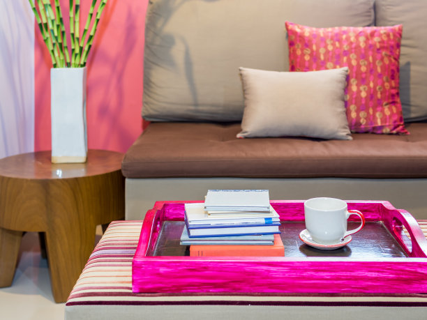 现代客厅，沙发，咖啡杯在彩色托盘图片下载