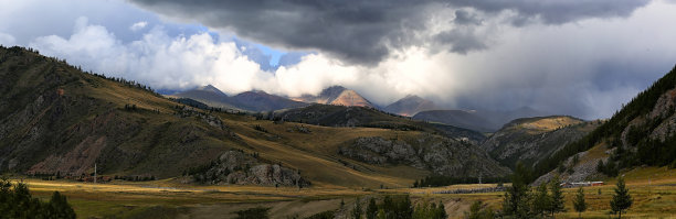 美丽的平原上的背景，陡峭的山脉在光线图片下载