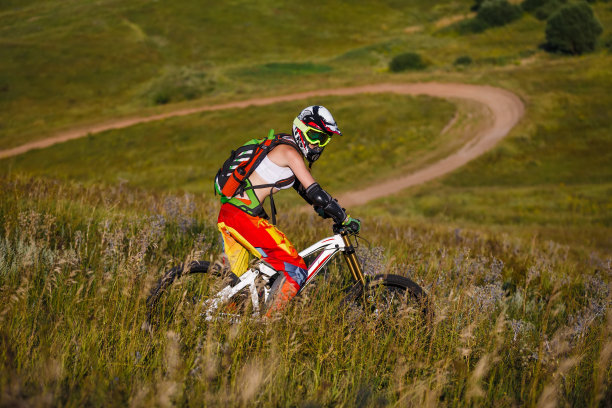 极限运动——年轻女子骑下坡自行车图片下载