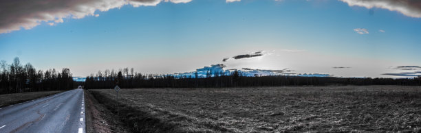 蓝天下的田野风景图片下载