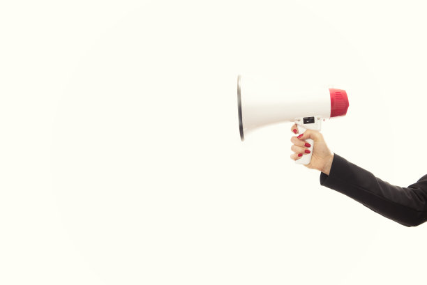 商人的手拿着扩音器，背景是白色图片下载