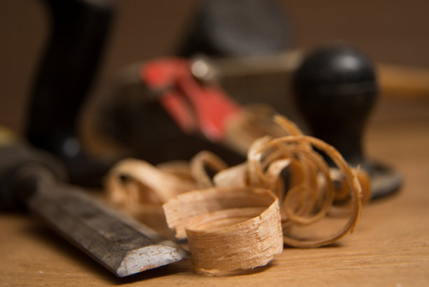 木桌上的古董飞机图片下载