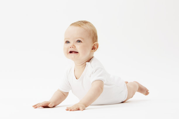 小男孩在演播室前面爬图片下载