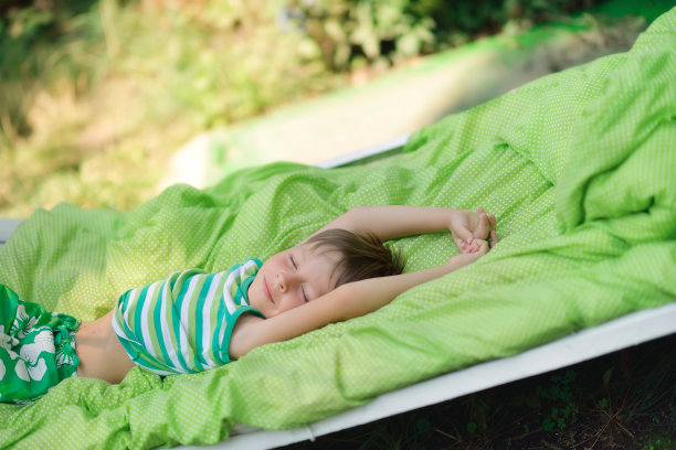 睡在大自然图片下载