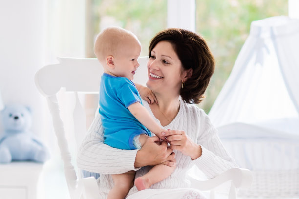 妈妈和宝宝在卧室里图片下载