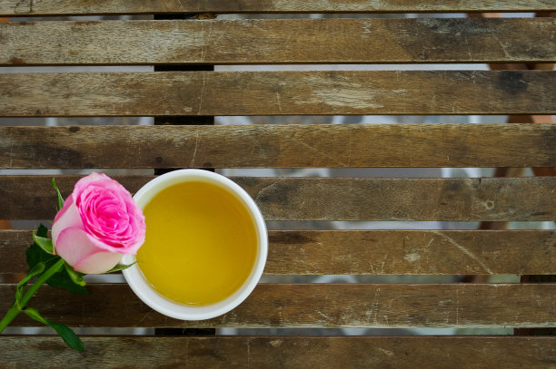 粉红玫瑰花瓣配茉莉花陶瓷茶杯图片下载