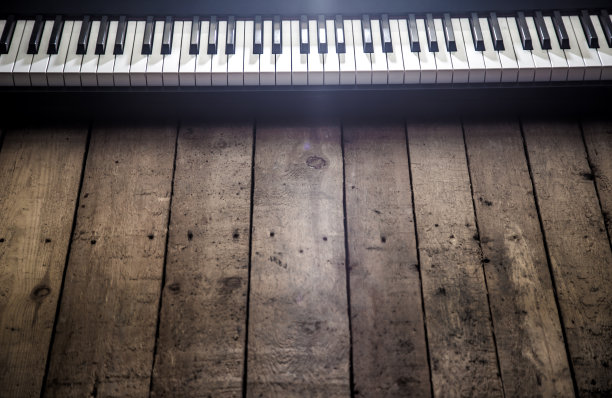 钢琴上的木制背景特写图片下载