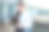 漂亮的女商人穿着白衬衫黑裙子站在屋顶上拿着平板电脑图片下载