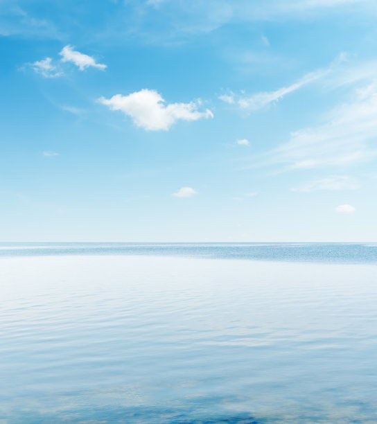 湛蓝的天空，平静的海面图片下载
