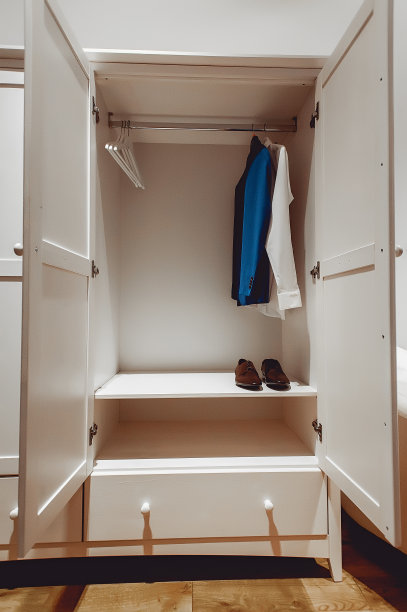 鞋子，男士衬衫和西装挂在白色复古风格的衣柜里。图片下载