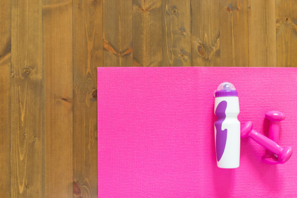 大厅地毯上的粉色哑铃，健身器材图片下载