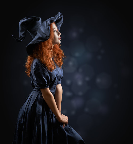 漂亮的红发女巫师图片下载