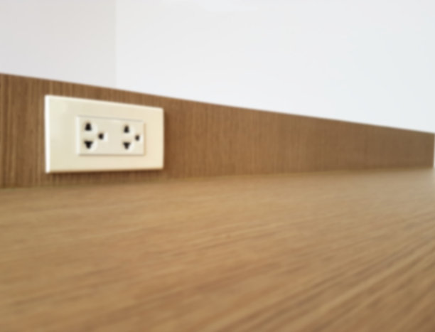电源插座安装在木墙背景上。图片下载