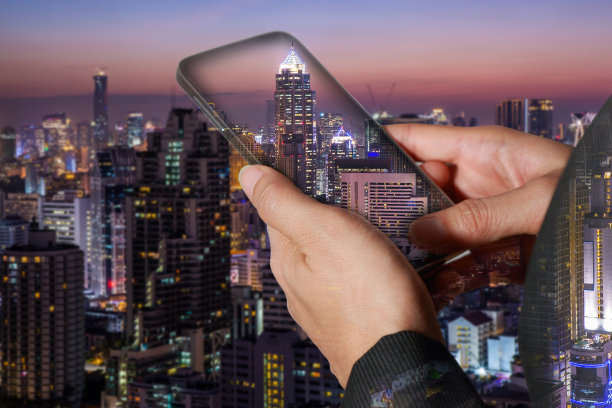 双重曝光的女人手持屏幕智能手机图片下载