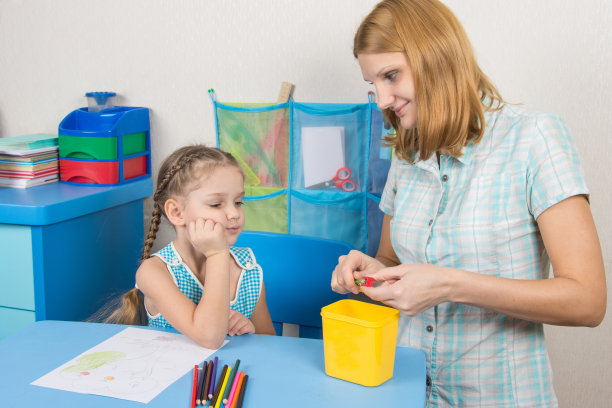 五岁的孩子等着妈妈破坏铅笔图片下载