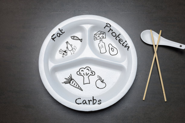 黑色桌子上的空一次性塑料盘图片下载