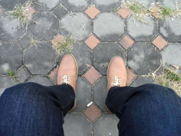 穿着优雅旧鞋的坐着的嬉皮士图片下载