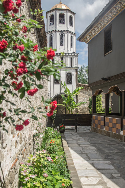 寺庙的背景是盛开的红花图片下载