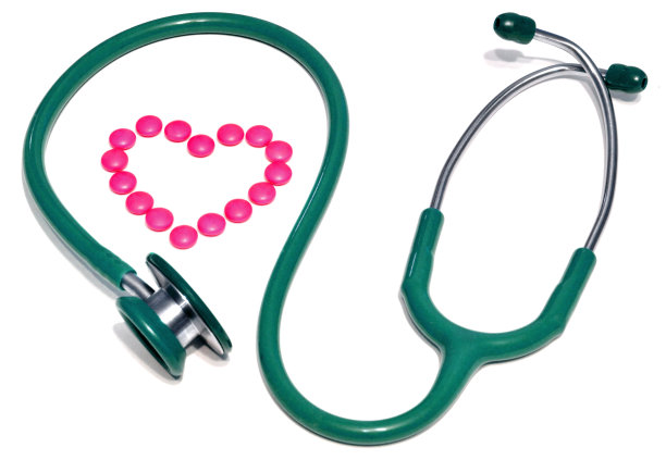 白色背景下心脏和听诊器分离图片下载
