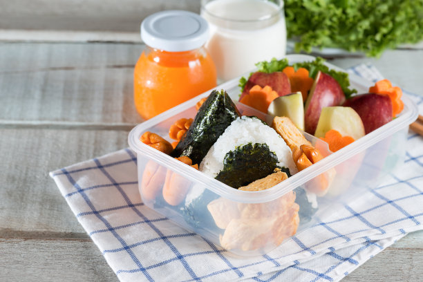 饭盒，海草包饭，香肠，鸡蛋和苹果。图片下载