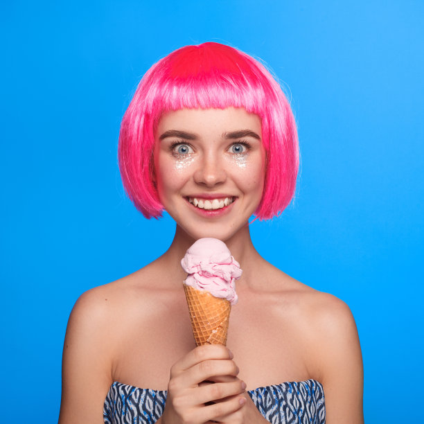快乐的年轻模特与冰淇淋图片下载