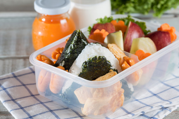 饭盒，海草包饭，香肠，鸡蛋和苹果。图片下载