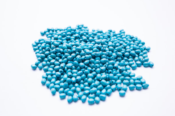 蓝色彩色珠子孤立在白色背景上图片下载