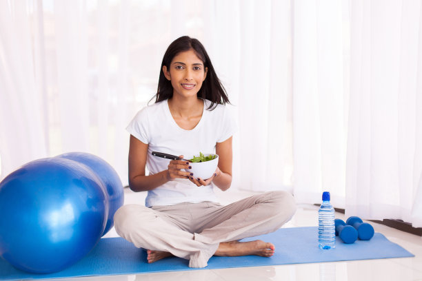 吃健康沙拉的印度女人图片下载