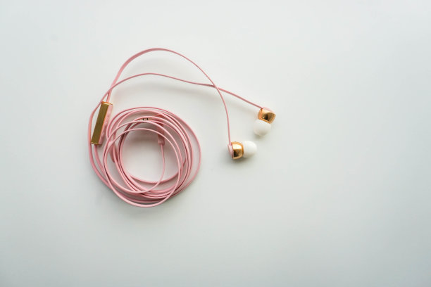 孤立可爱的粉色智能手机耳机图片下载