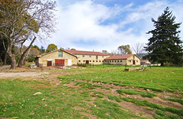 希腊Tatoi宫的废弃房屋图片下载