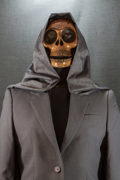 黑色背景上的人类头骨图片下载