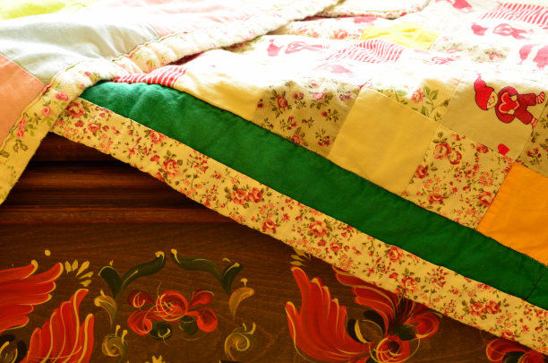 漂亮的彩绘胸口上的拼接图片下载