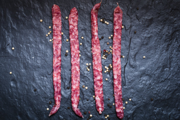 石板上放着四块成熟的猪肉。图片下载