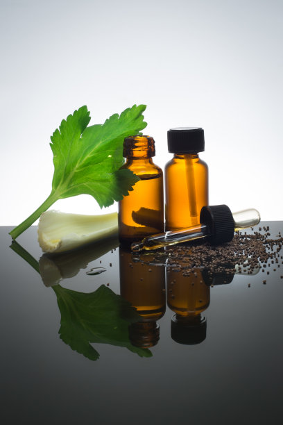 芹菜籽精油琥珀瓶与滴管。图片下载
