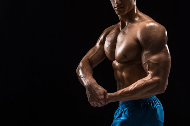 一个男人的身体的一部分，在黑暗的背景下，有拷贝空间图片下载