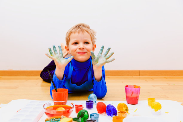 小男孩为复活节画彩蛋图片下载