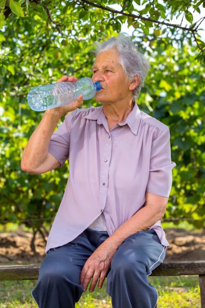 老农夫的女人图片下载