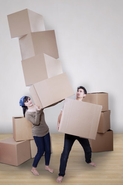 亚洲夫妇搬箱子图片下载