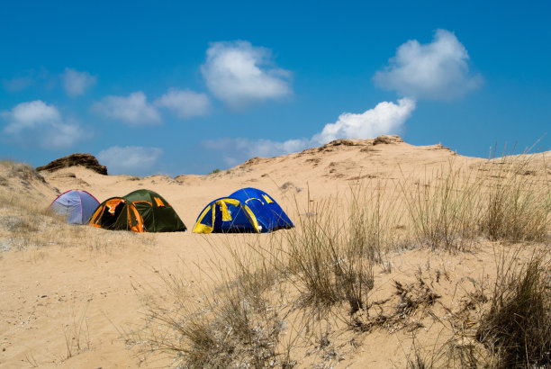 在沙滩上的沙丘间露营图片下载