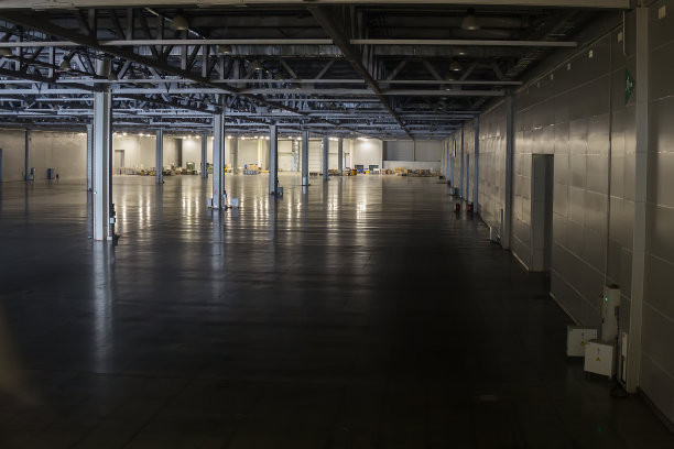 大型工业大厅的一个汽车维修站图片下载