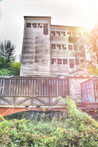 废弃的旧建筑，窗户破了图片下载