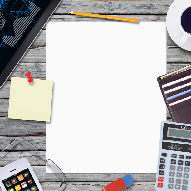 躺在木地板上的智能手机、平板电脑和白纸图片下载