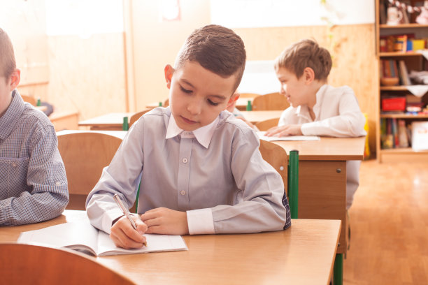 白小子在抄写本上图片下载