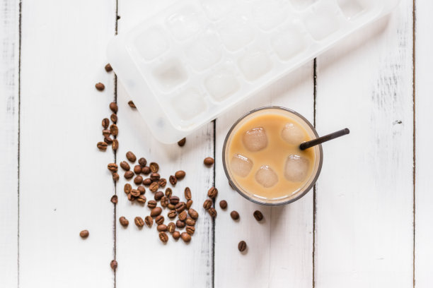 冰咖啡与豆为寒冷的夏季饮料在白色的背景俯视图图片下载