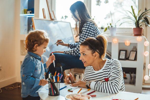母亲和女儿在画画图片下载