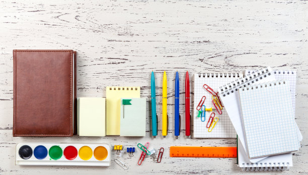 桌子与办公用品。图片下载